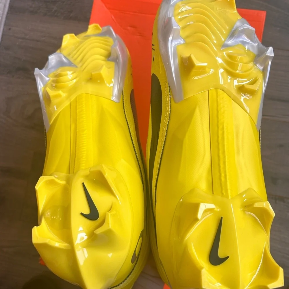 Nike Oregon Ducks PE Football Cleats Men’s 13.5 NEW